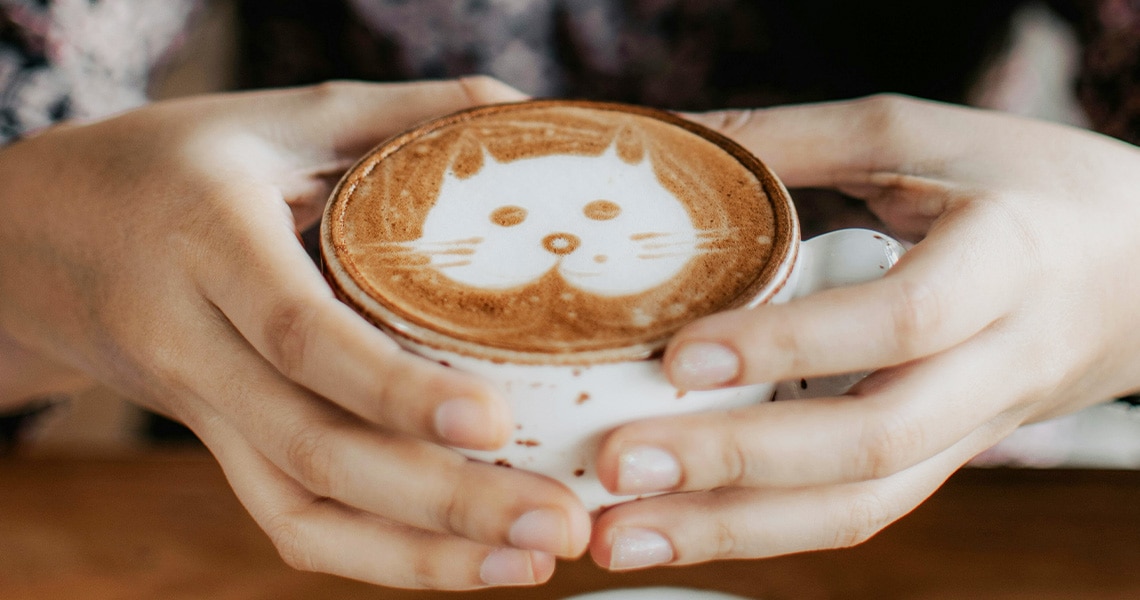 Una taza de café con arte latte en su espuma